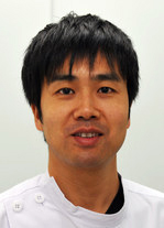福島県立医科大学の整形外科講師、二階堂琢也氏のポートレート。