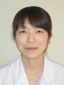 医療用白衣を着た女性の顔写真。福島県立医科大学の助手、大和田有紀さん。