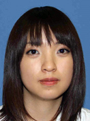 医療分野で活躍する芦澤舞助手のポートレート。背景は青色。