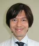 医療従事者の男性が白衣を着て微笑んでいるポートレート。福島県立医科大学の講師として活動中。