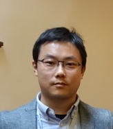 医学部の大学院生である林学さんが、室内でカメラに向かって微笑んでいるポートレート。