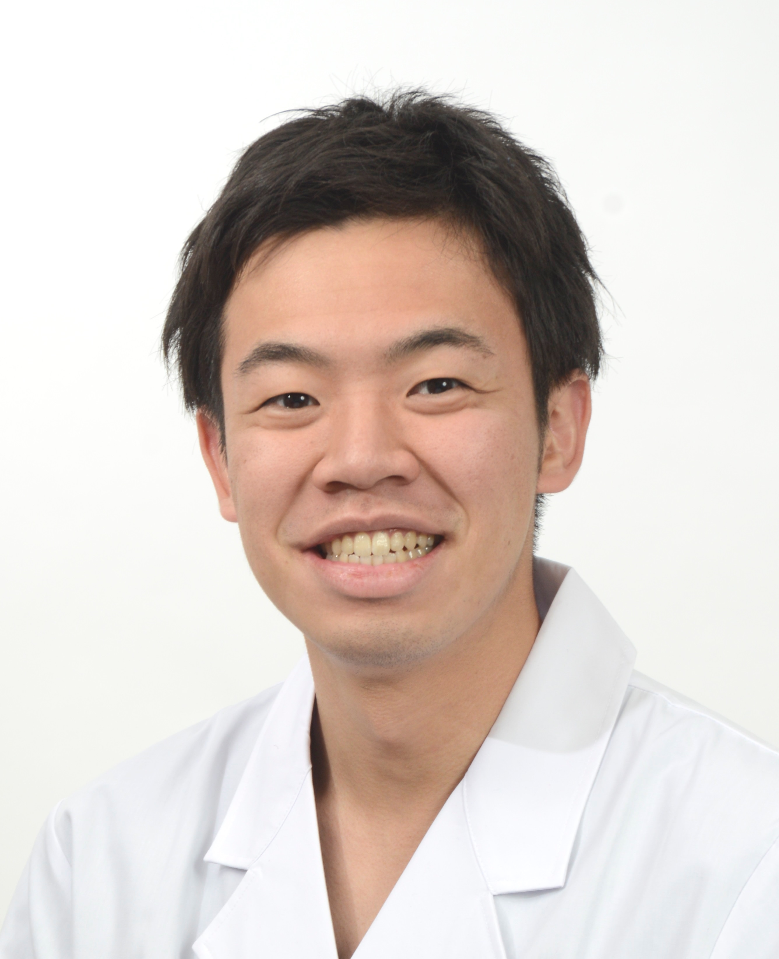 臨床研修医の佐藤雄翔さんが白衣を着て微笑んでいるポートレート。