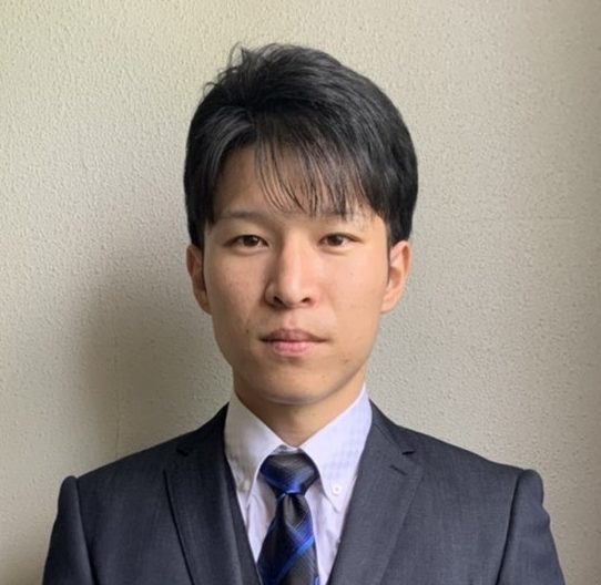 医学部の学生がスーツを着て真剣な表情でカメラを見つめているポートレート。