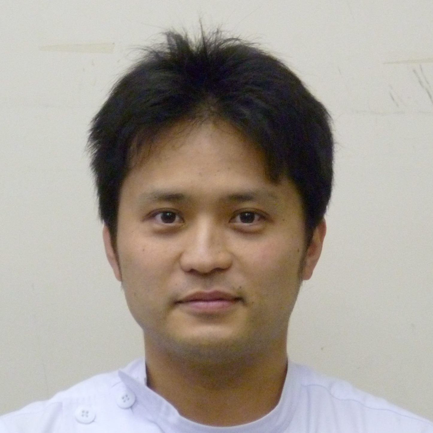 医療現場での診断に従事する男性医師のポートレート。