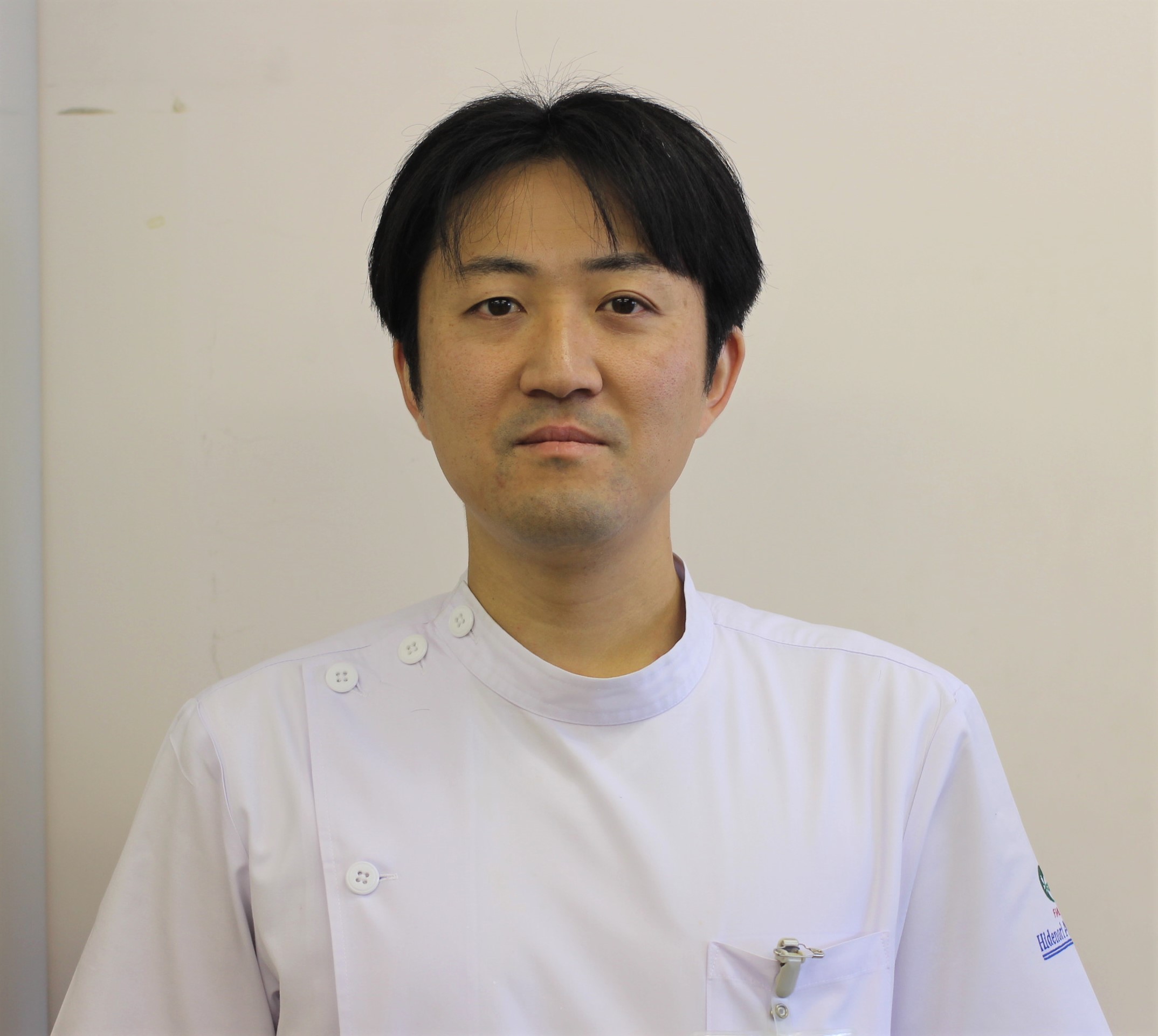 赤井畑秀則氏が白衣を着てカメラを見つめるポートレート。福島県立医科大学の講師。