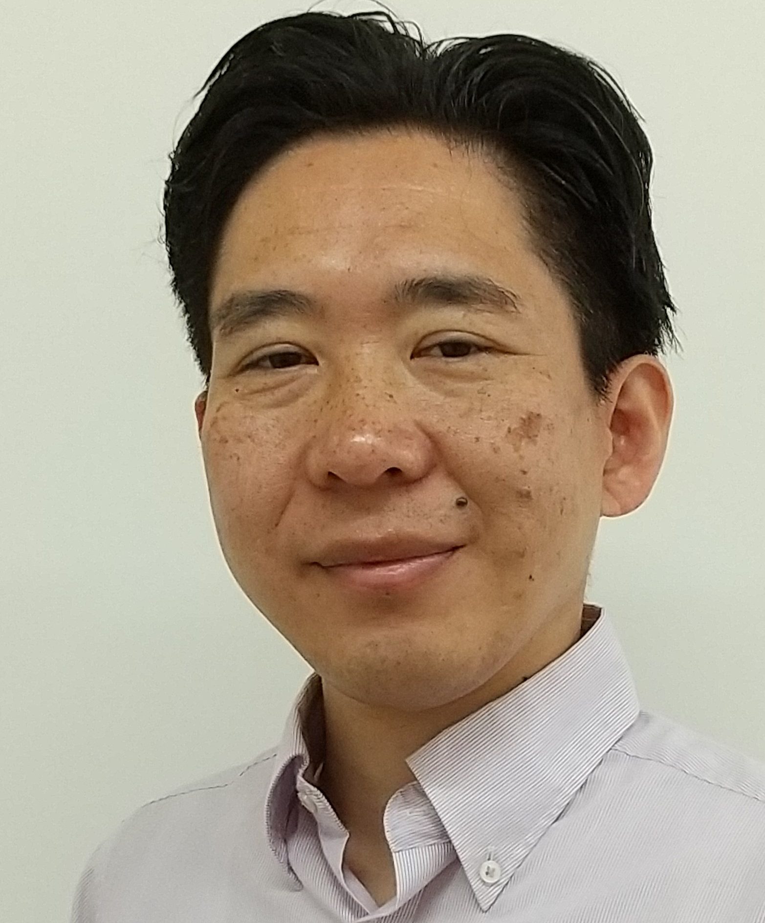 各務竹康准教授のポートレート。医療と予防医学に関する専門家。
