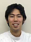 福島県立医科大学の助手、佐藤彰彦氏の笑顔のポートレート。
