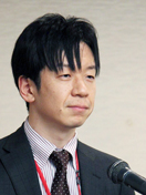 聴覚情報ヒエラルキーに関する研究発表を行う志賀哲也講師の写真。