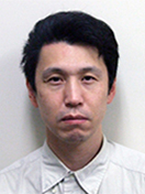 左心由来肺高血圧症に関する研究を行う杉本浩一准教授の肖像写真。