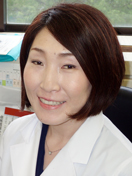 福島県立医科大学の准教授、前島裕子氏が微笑んでいるポートレート。白衣を着用し、医療に従事する姿が印象的。