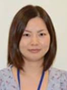 医学部附属生体情報伝達研究所の助教、西澤佳代さんのポートレート。