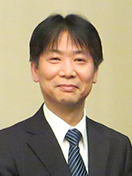 和栗聡教授がスーツを着て微笑んでいるポートレート。福島県立医科大学の教授としての姿。