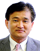 橋本康弘教授のポートレート。福島県立医科大学の生化学講座に所属。