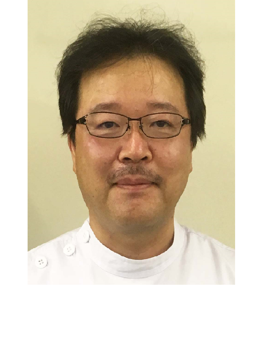 医療白衣を着た男性が微笑んでいるポートレート。眼鏡をかけ、穏やかな表情を浮かべている。