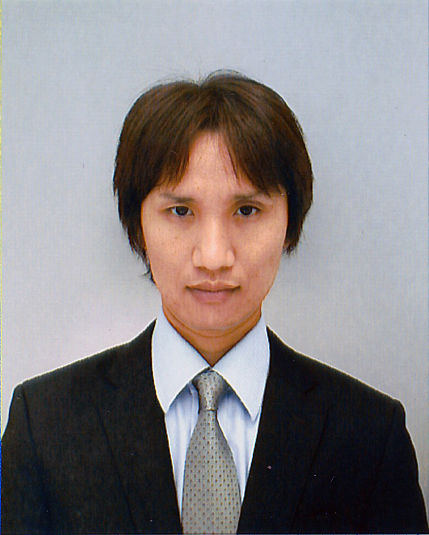 医学部の准教授、苅谷慶喜氏の公式なプロフィール写真。スーツ姿で真剣な表情を浮かべている。