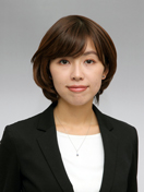福島県立医科大学の古谷牧子助手のポートレート写真。ビジネススーツを着用し、真剣な表情でカメラを見つめている。