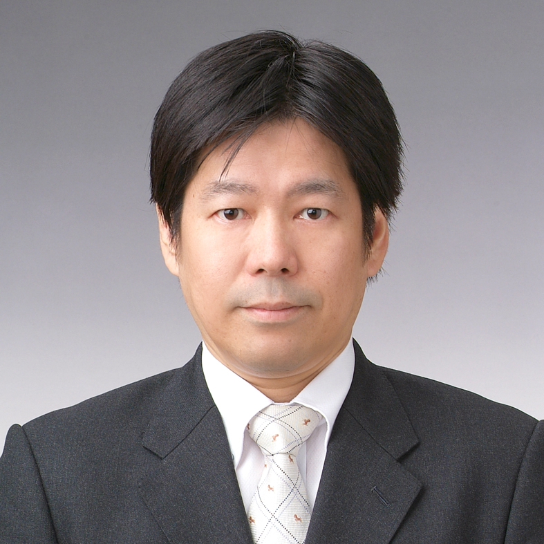 福島県立医科大学の鈴木義行教授がスーツを着てポーズをとっている肖像写真。