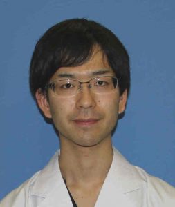 抗MDA-5抗体陽性の間質性肺炎を合併した関節リウマチの症例を示す医師のポートレート。