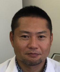 井上直和准教授が白衣を着て微笑んでいるポートレート。福島県立医科大学に所属。