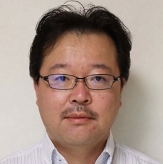 前立腺肥大症に関する研究を行う関根英治教授のポートレート。