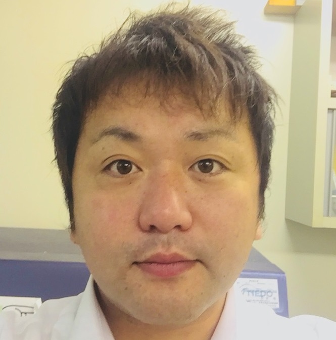 医学部の講師、町田豪氏の顔写真。研究や教育に従事する姿勢が伺える。