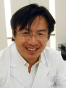 医療白衣を着た男性が微笑んでいるポートレート。福島県立医科大学の教授としての姿。