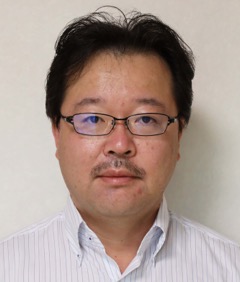 医学部免疫学講座の教授、関根英治氏のポートレート。