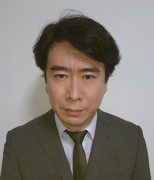 医学部の准教授、國井泰人氏のビジネススーツ姿のポートレート。