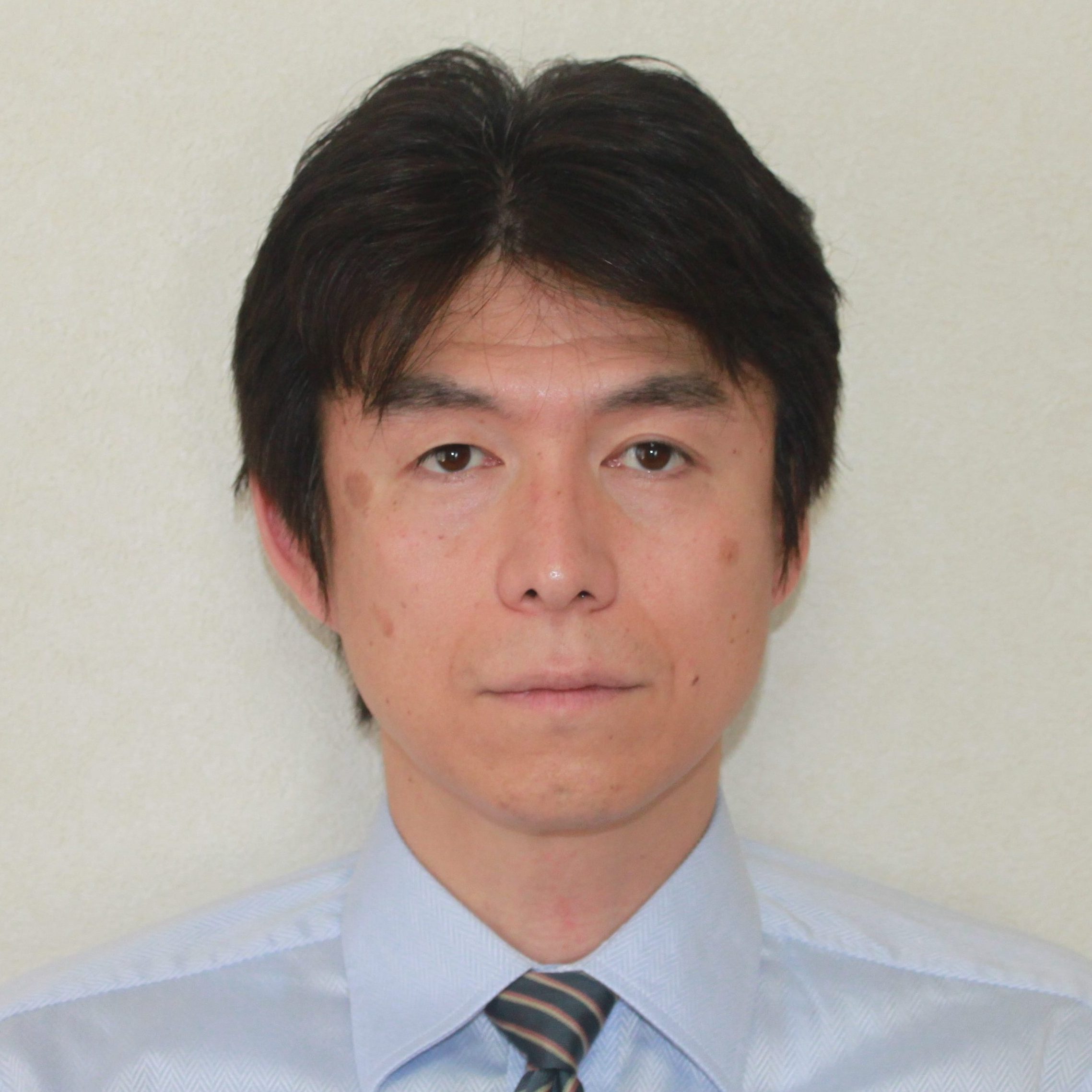 医学部の准教授、三村耕作氏の公式なプロフィール写真。