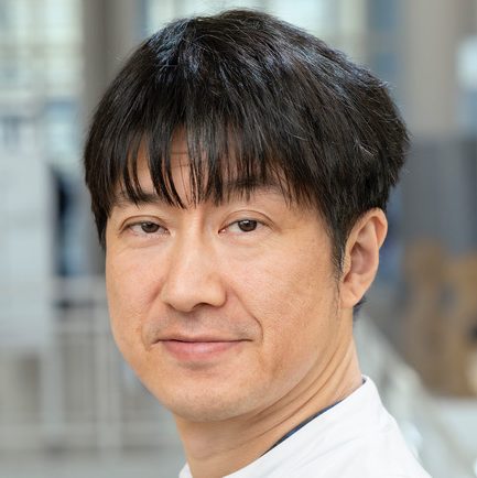医療現場で白衣を着た男性のポートレート。福島県立医科大学の講師、佐藤拓氏。