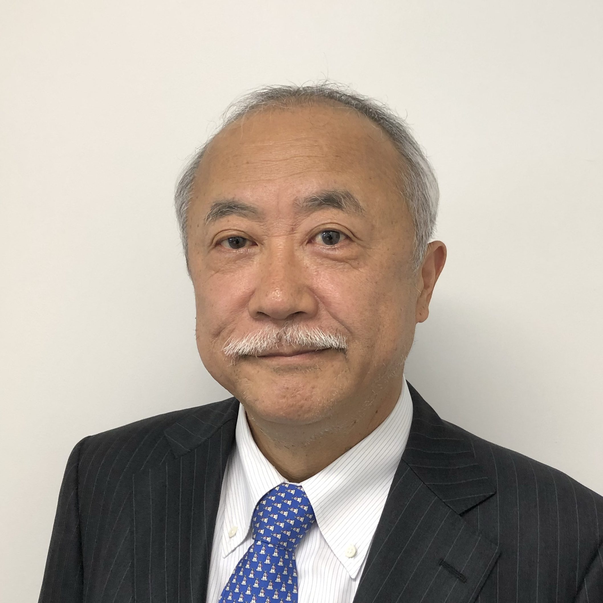 福島県立医科大学の鈴木眞一教授がスーツ姿で微笑んでいるポートレート。