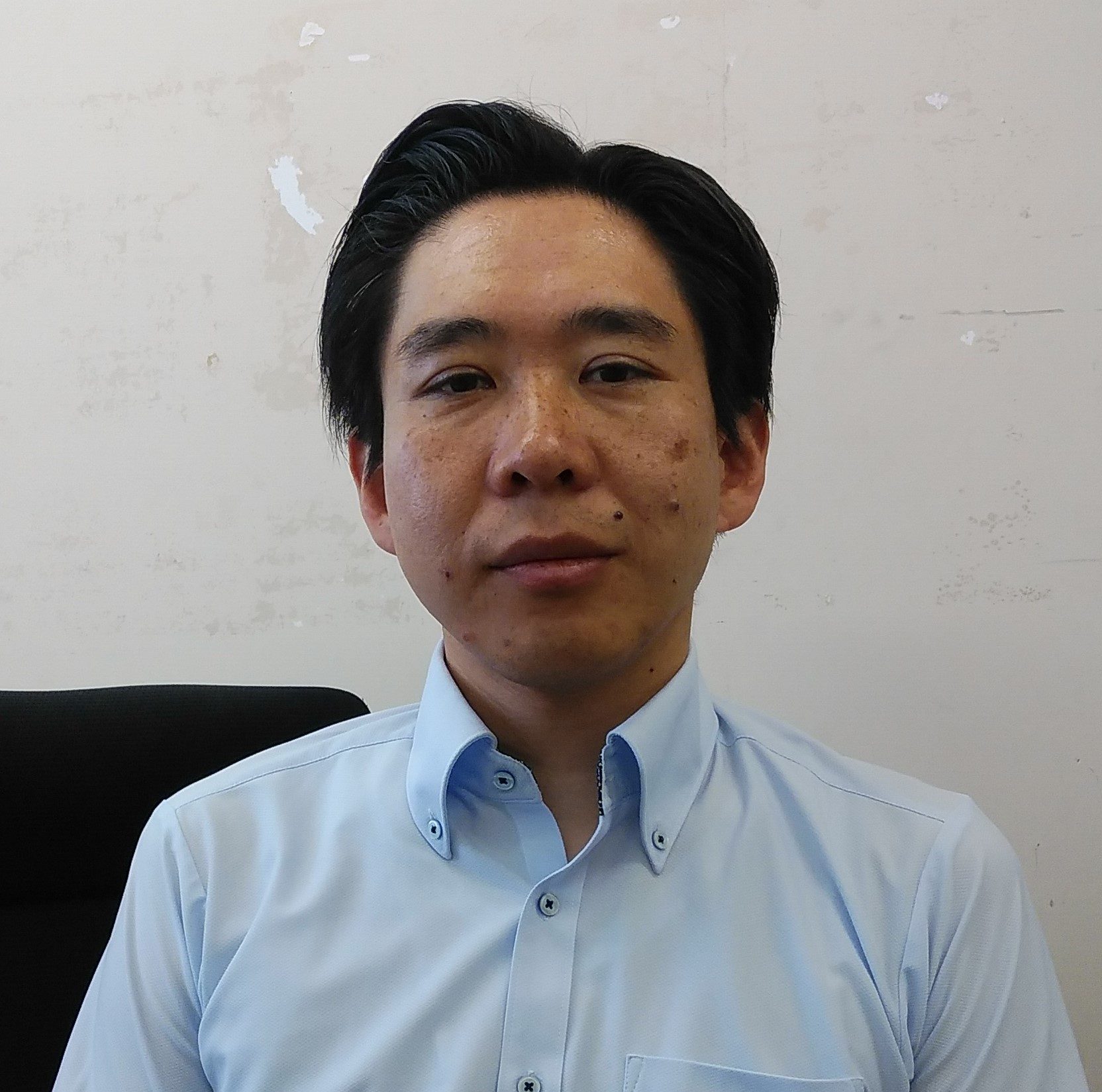 医療に関する研究を行う各務竹康准教授のポートレート。