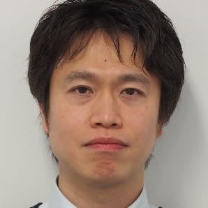 正常Bリンパ球由来のiPS細胞に関する研究を行う医師のポートレート。