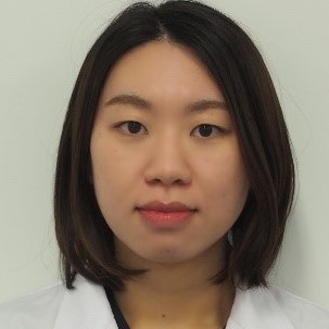 医療技師の高橋美咲さんのポートレート。白衣を着用し、真剣な表情でカメラを見つめています。