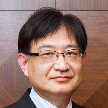 医学部の教授、池田和彦氏のポートレート。背景は木目調の壁。