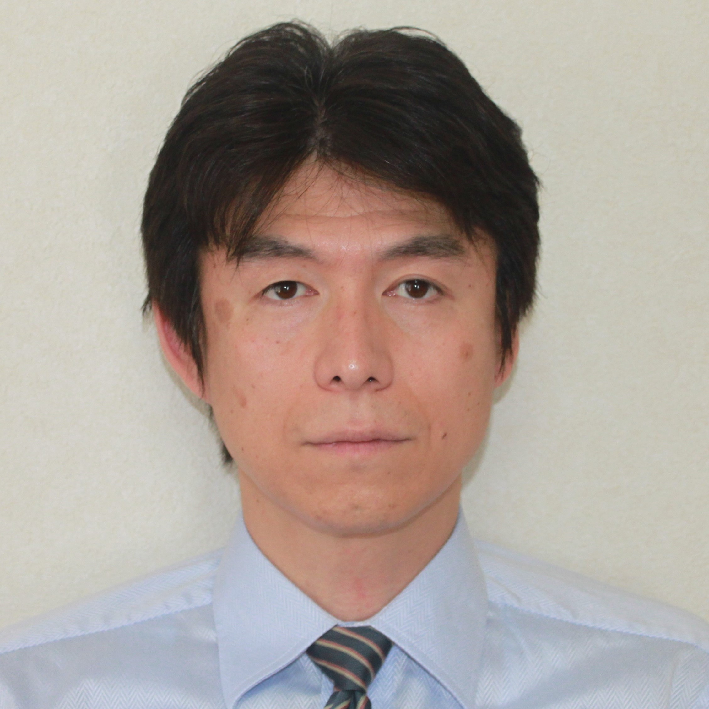 福島県立医科大学の准教授、三村耕作氏のポートレート写真。