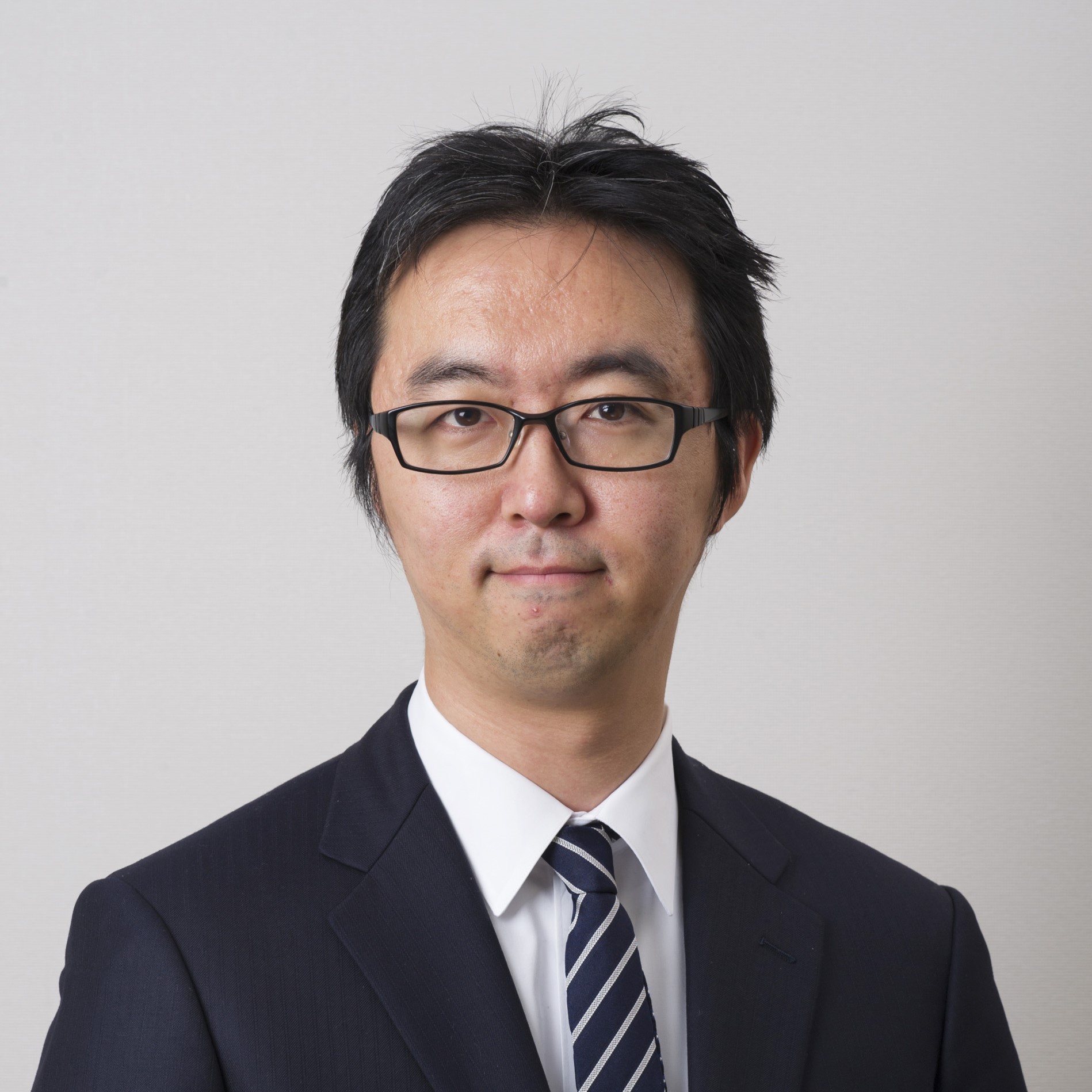 福島県立医科大学の西脇宏樹博士がスーツ姿で微笑んでいるポートレート。