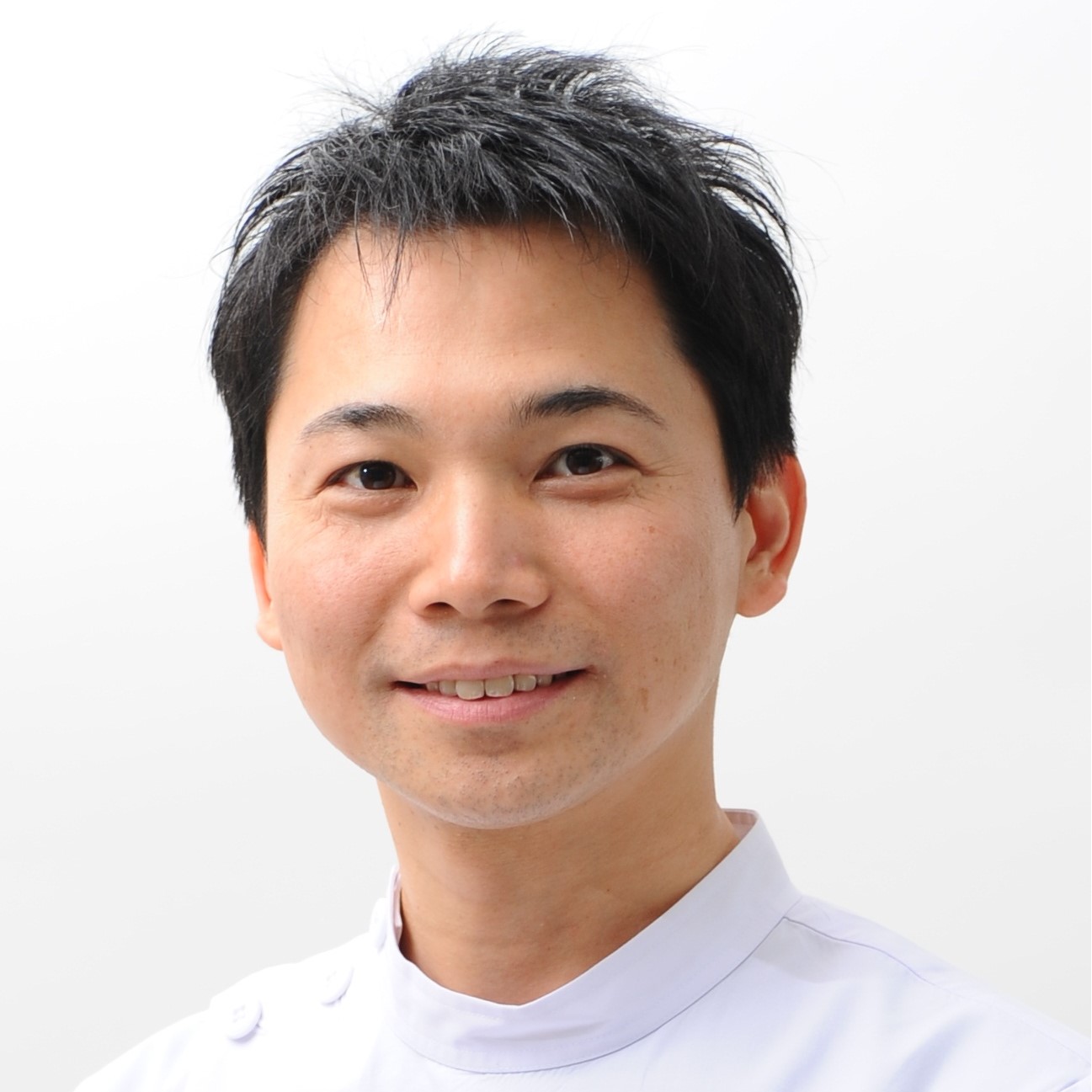 内視鏡的粘膜下層剥離術に関する研究を行う鈴木雅雄准教授のポートレート。