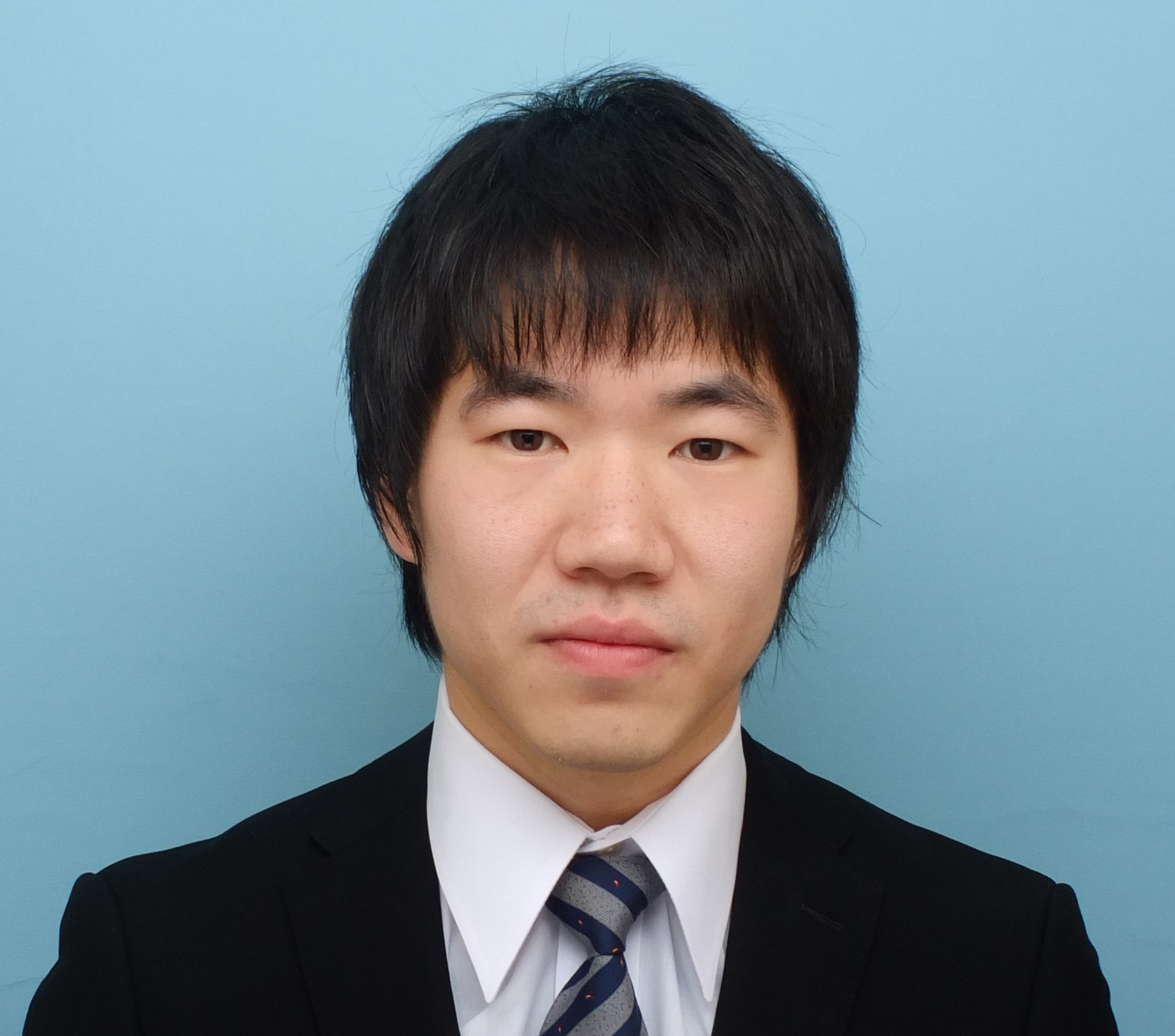 医療分野で活動する藤田雄也助手の公式プロフィール写真。スーツ姿で真剣な表情を浮かべている。