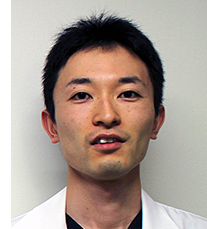 医療従事者の男性が白衣を着て微笑んでいるポートレート。福島県立医科大学の助手として活動中。