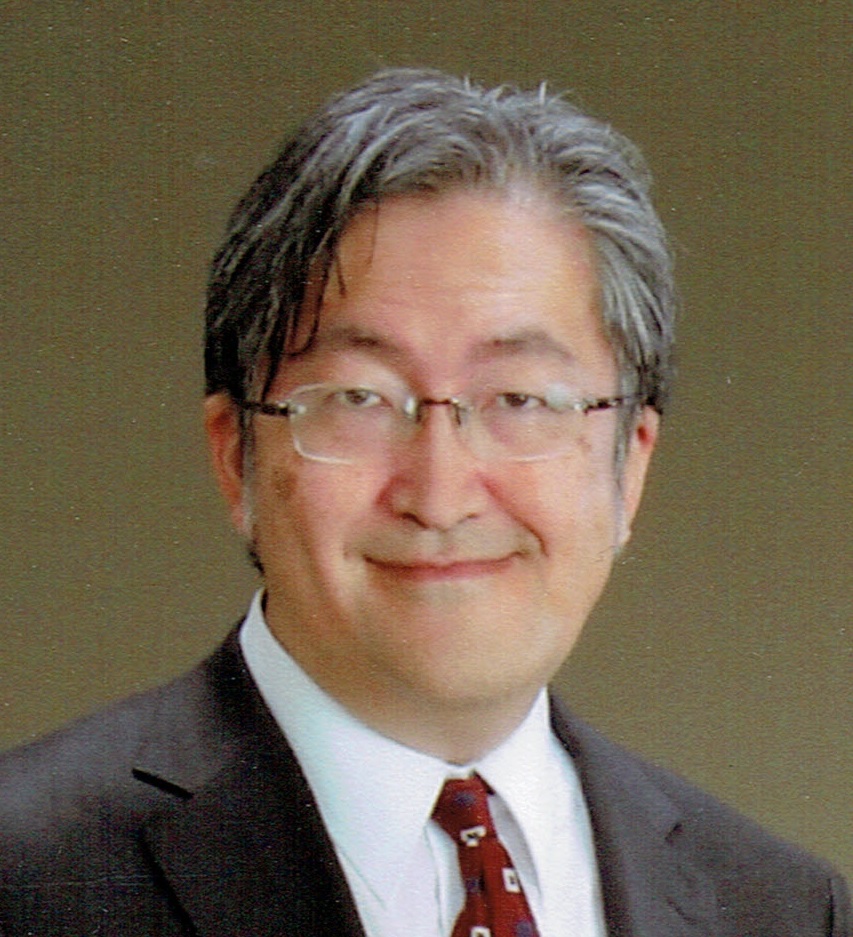 金井数明教授がスーツを着て微笑んでいるポートレート写真。