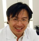 医療白衣を着た男性が微笑んでいるポートレート。福島県立医科大学の教授としての姿。