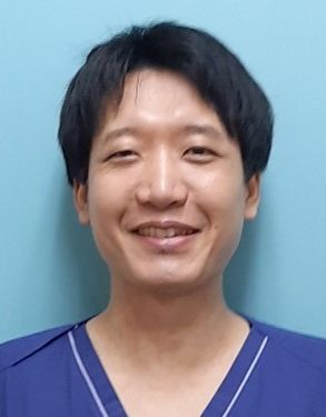 心電図モニタリングに関する研究を行う医学生の笑顔のポートレート。