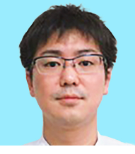 福島県立医科大学の鈴木康仁助教のポートレート。背景は青色。