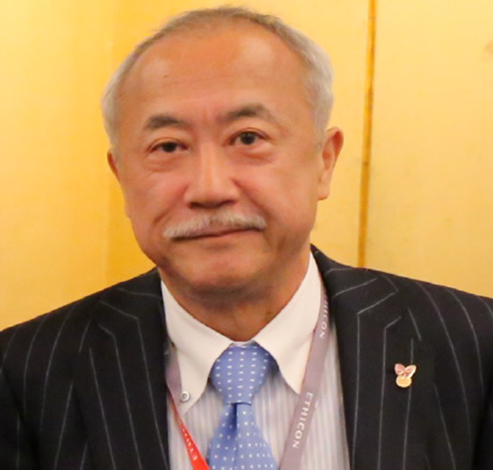 福島県立医科大学の鈴木眞一教授がスーツ姿で微笑んでいるポートレート。