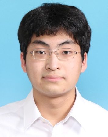 福島県立医科大学の学生、白いシャツを着て眼鏡をかけた男性のポートレート。