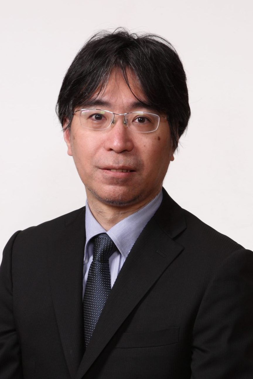 福島県立医科大学の博士研究員、平井裕之氏のポートレート写真。ビジネススーツを着用し、真剣な表情でカメラを見つめている。