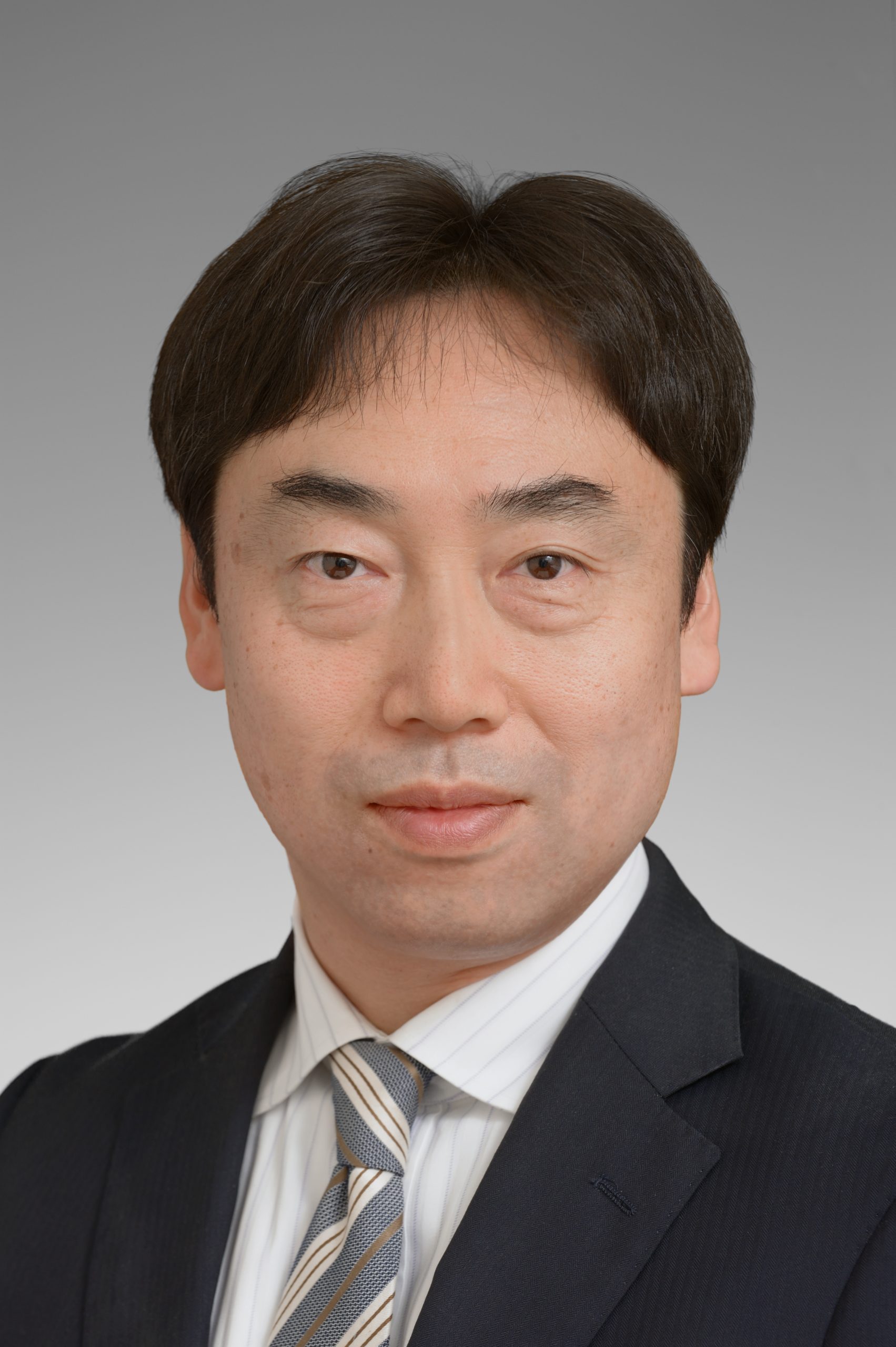 福島県立医科大学の大平哲也氏の公式ポートレート。ビジネススーツを着用し、真剣な表情でカメラを見つめている。