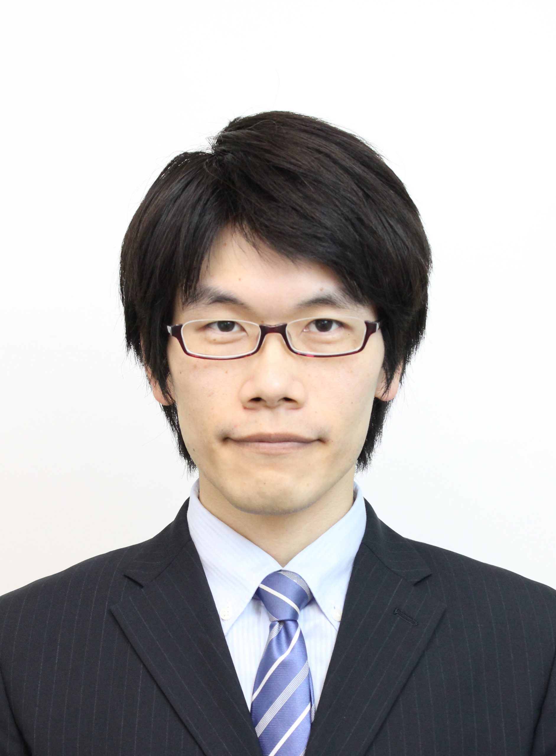 福島県立医科大学の長尾匡則講師がスーツ姿で微笑んでいるポートレート。