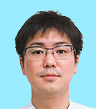 福島県立医科大学の鈴木康仁助教の顔写真。背景は青色。